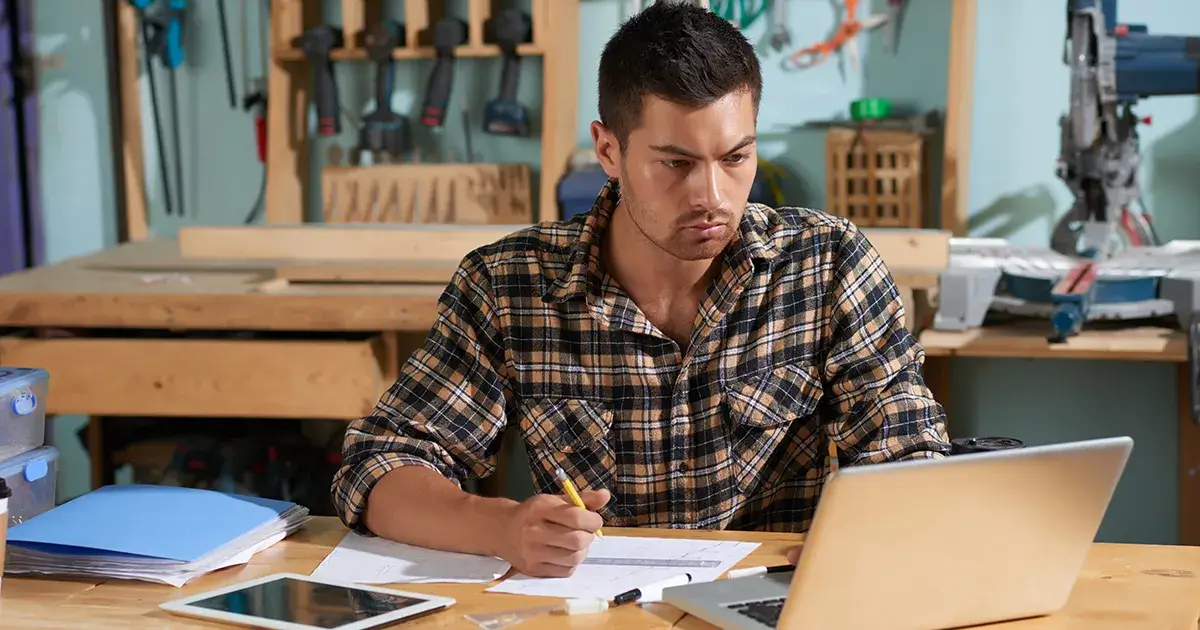 Etsy seller calculating product profit on a laptop