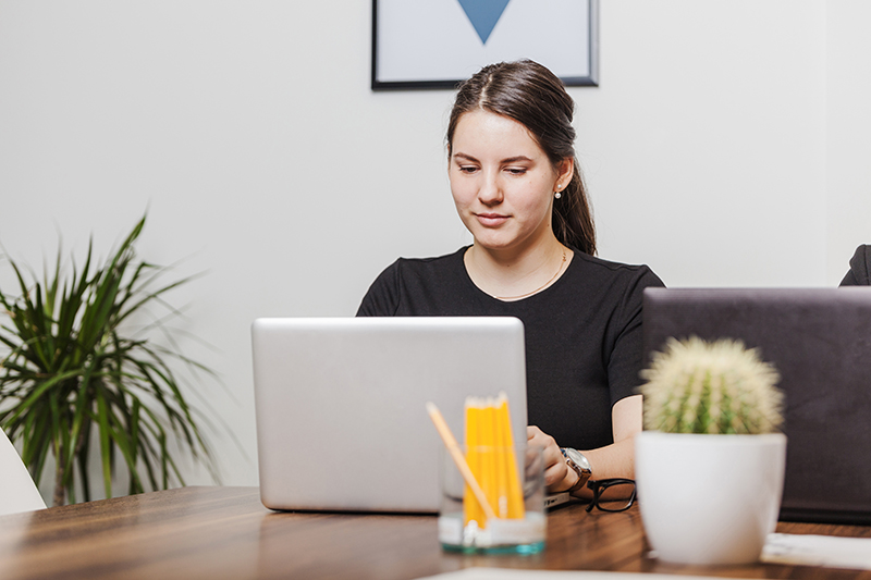 pretty-office-worker-laptop